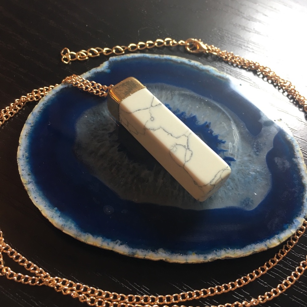 Howlite & gold rectangle pendant
